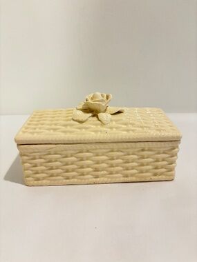 Vintage ceramic butter dish w/lid trinket dish faux woven floral handle on lid